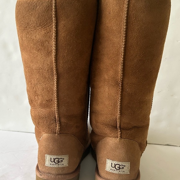 Preowned women Ugg boots size 9 
Ugg S/N 5815 - Picture 6 of 11